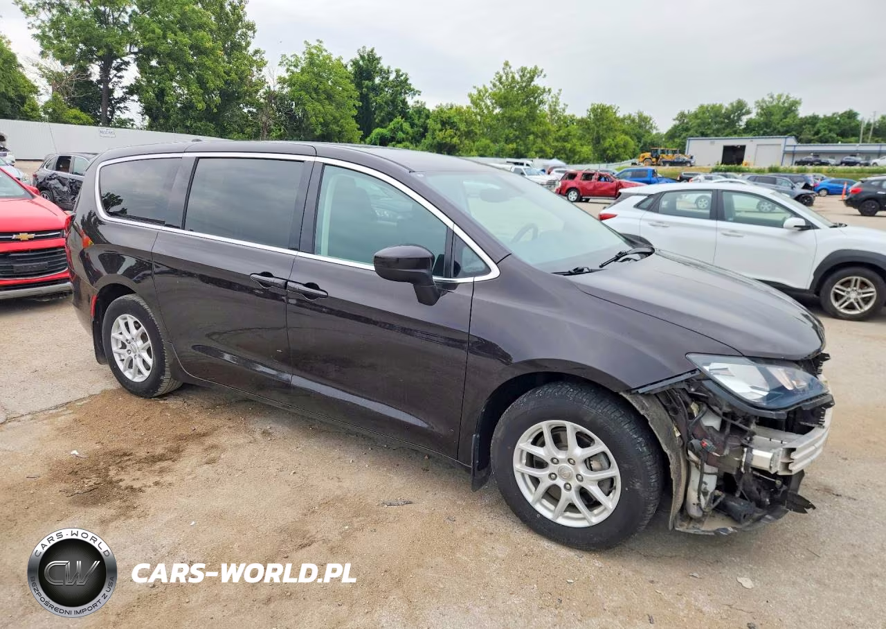 2017 Chrysler Pacifica Touring VIN:2C4RC1DG6HR614645 - 4