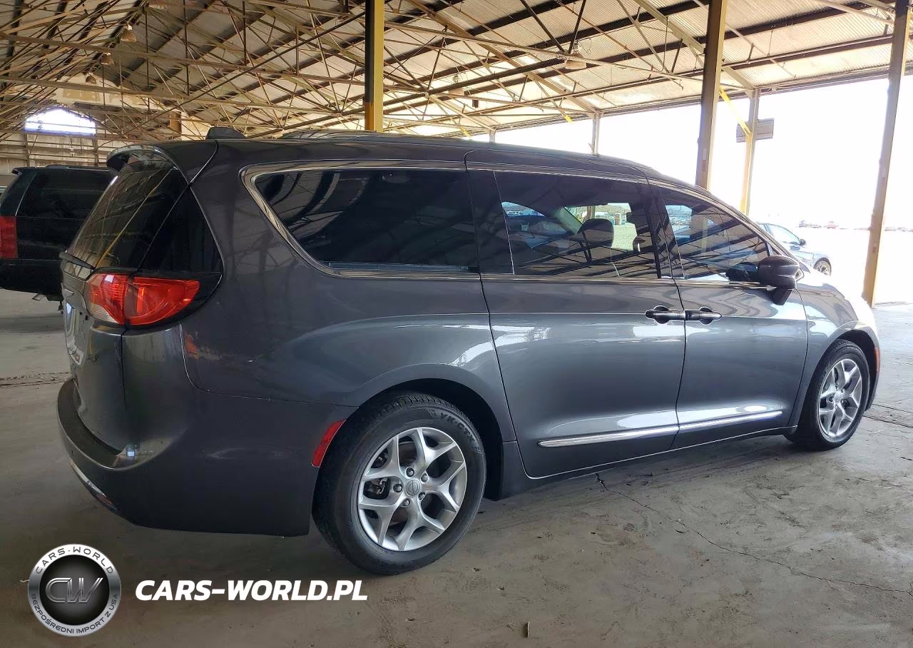 2017 Chrysler Pacifica Touring L Plus VIN:2C4RC1EG1HR585151 - 3