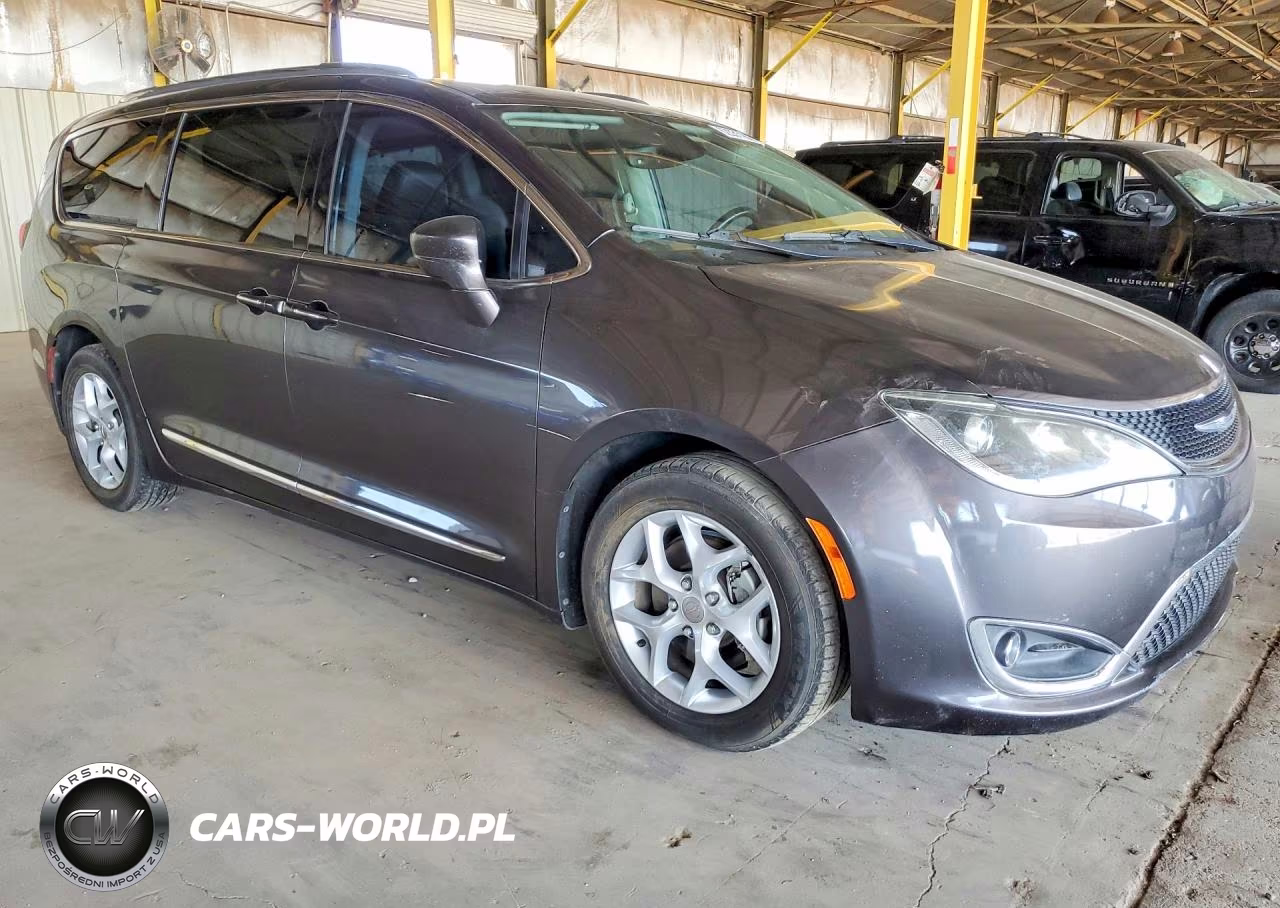 2017 Chrysler Pacifica Touring L Plus VIN:2C4RC1EG1HR585151 - 4