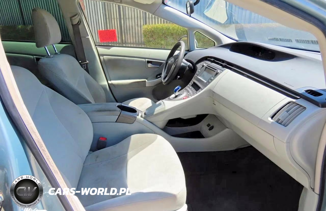 2014 Toyota Prius Two VIN:JTDKN3DU1E1829038 - 5
