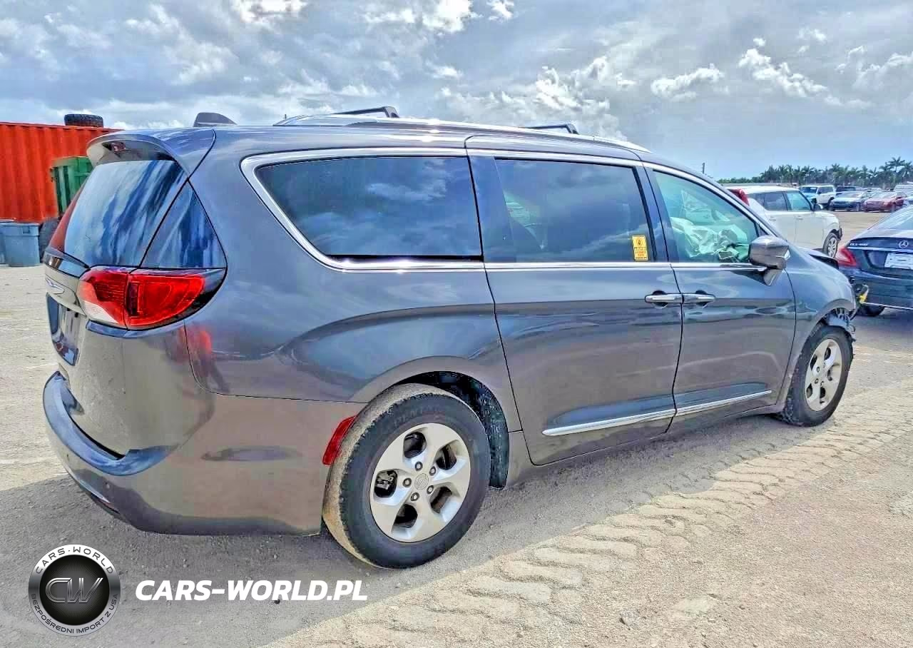 2017 Chrysler Pacifica Touring L Plus VIN:2C4RC1EG7HR821754 - 3