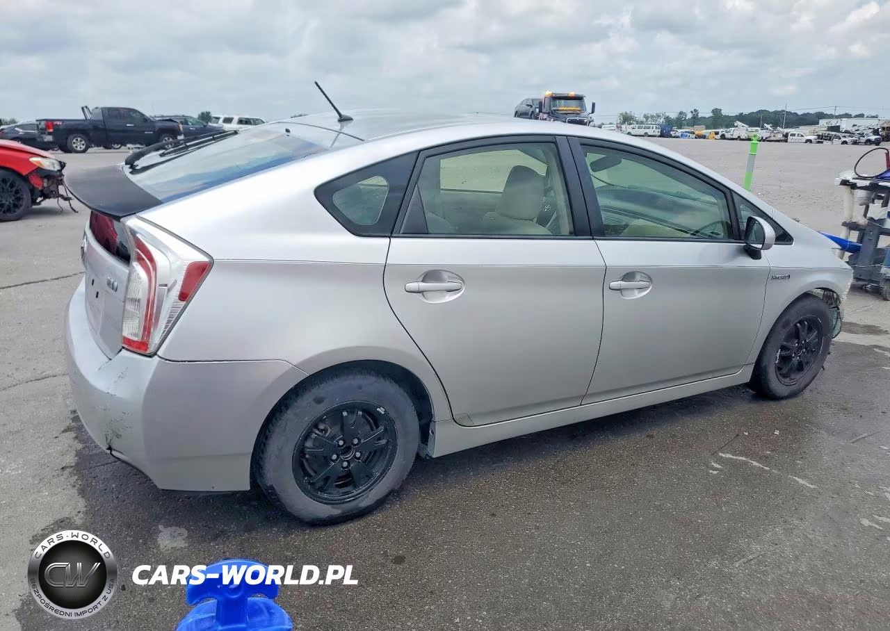 2014 Toyota Prius Two VIN:JTDKN3DU0E1815504 - 3