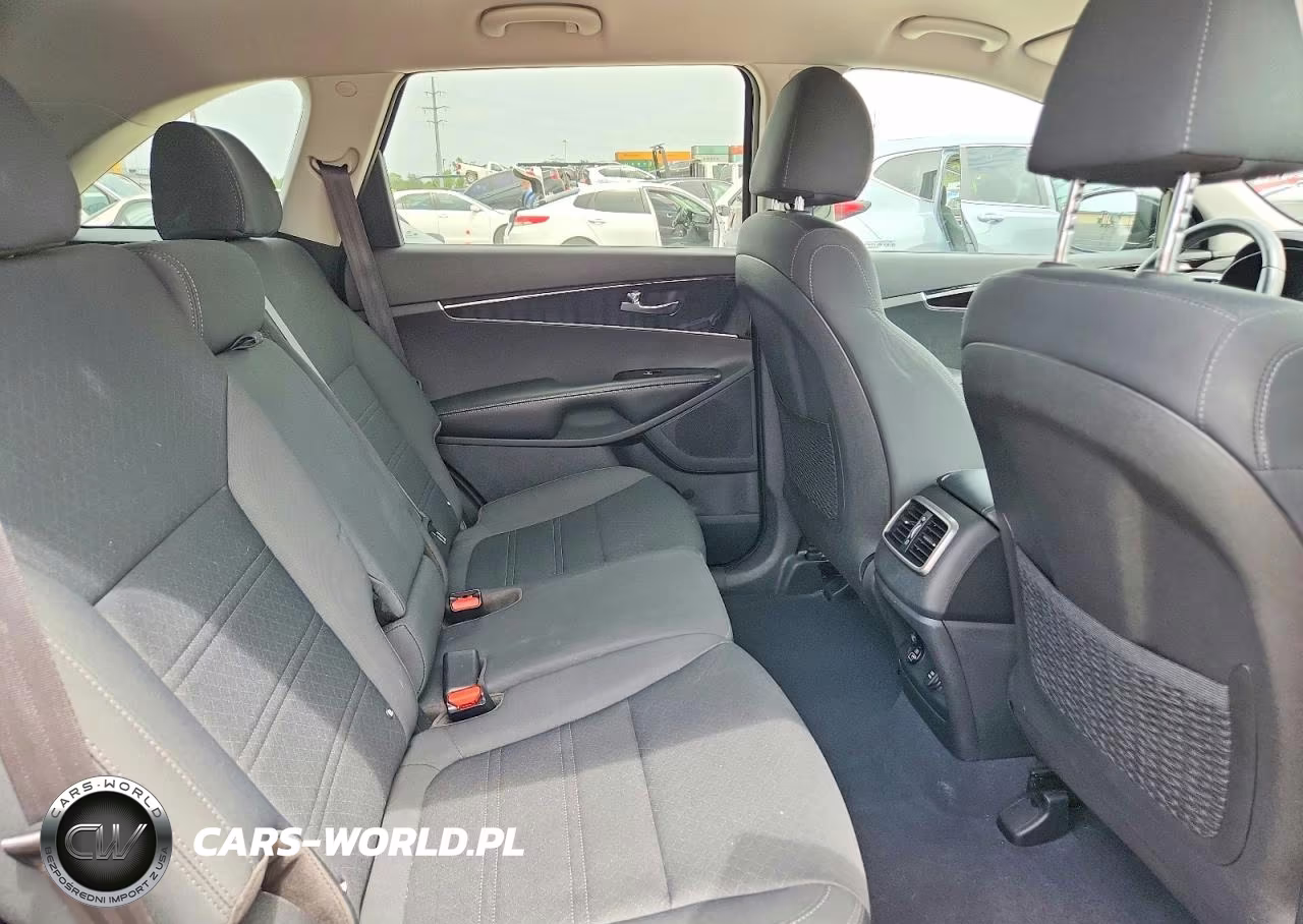 2020 Kia Sorento S VIN:5XYPGDA50LG696207 - 11