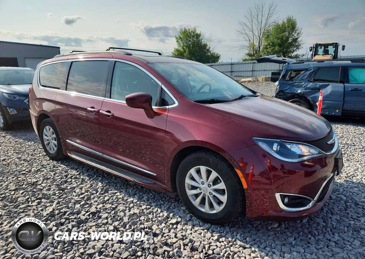 2017 Chrysler Pacifica Touring L VIN:2C4RC1BG4HR509265 - 4