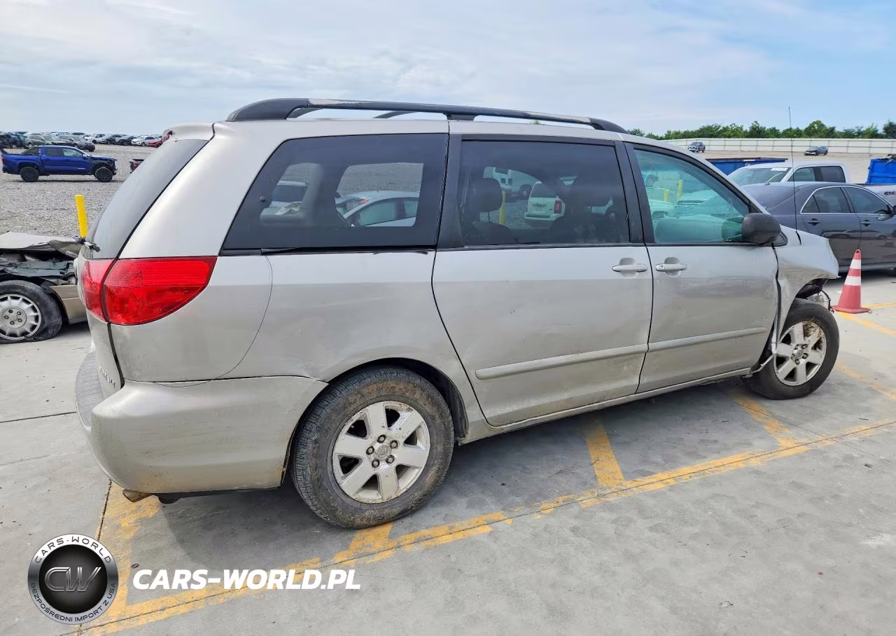 2010 Toyota Sienna Le 8-Passenger VIN:5TDKK4CC8AS337515 - 3
