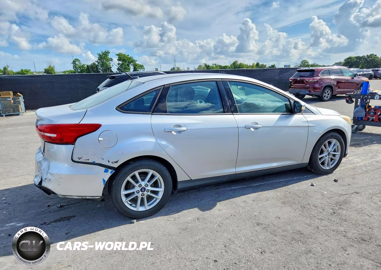 2016 Ford Focus Se VIN:1FADP3F2XGL341038 - 3