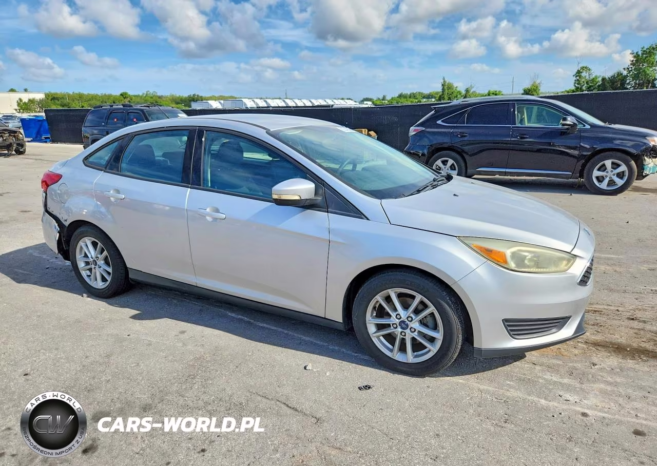 2016 Ford Focus Se VIN:1FADP3F2XGL341038 - 4