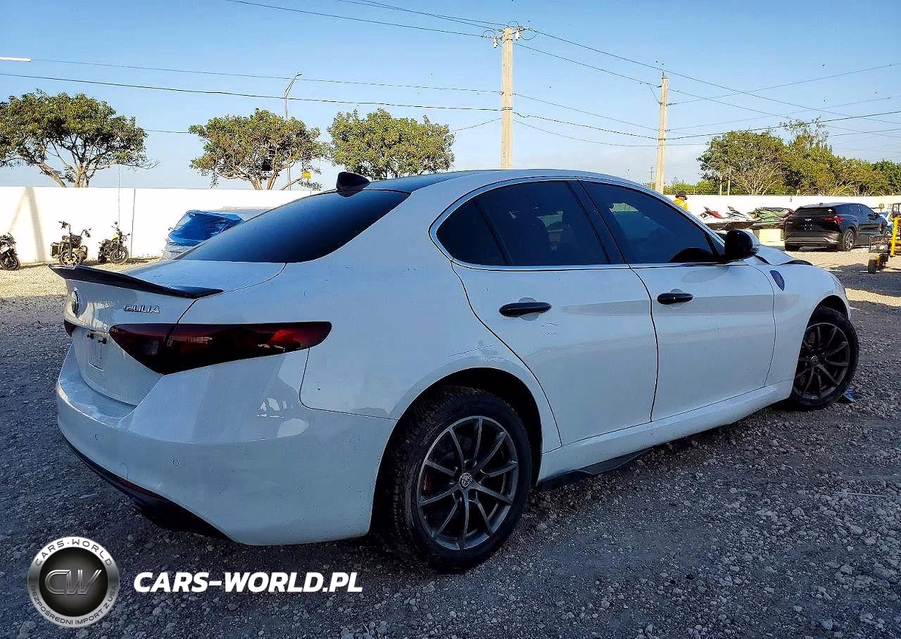 2018 Alfa Romeo Giulia Q4 VIN:ZARFAEDN1J7573529 - 3