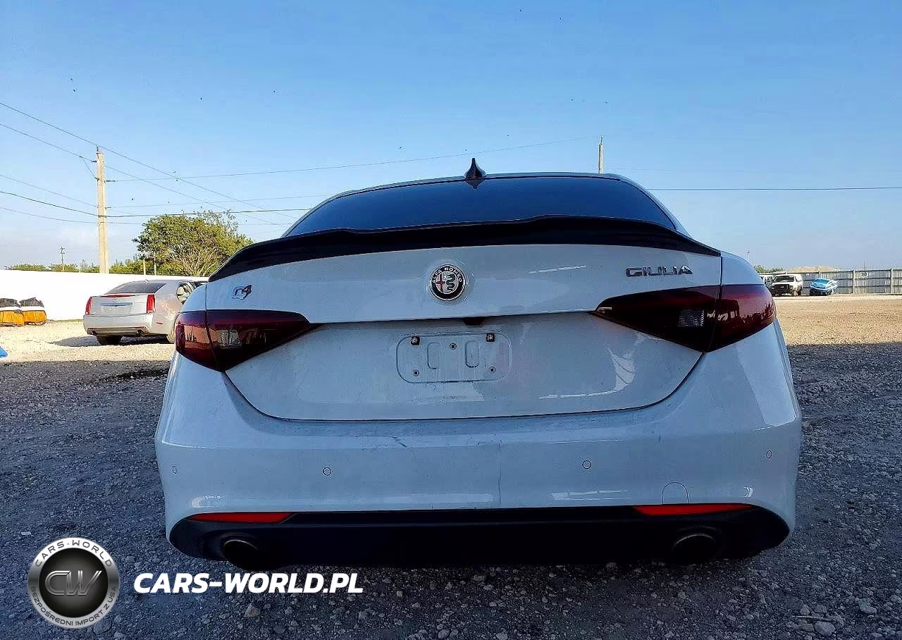 2018 Alfa Romeo Giulia Q4 VIN:ZARFAEDN1J7573529 - 6