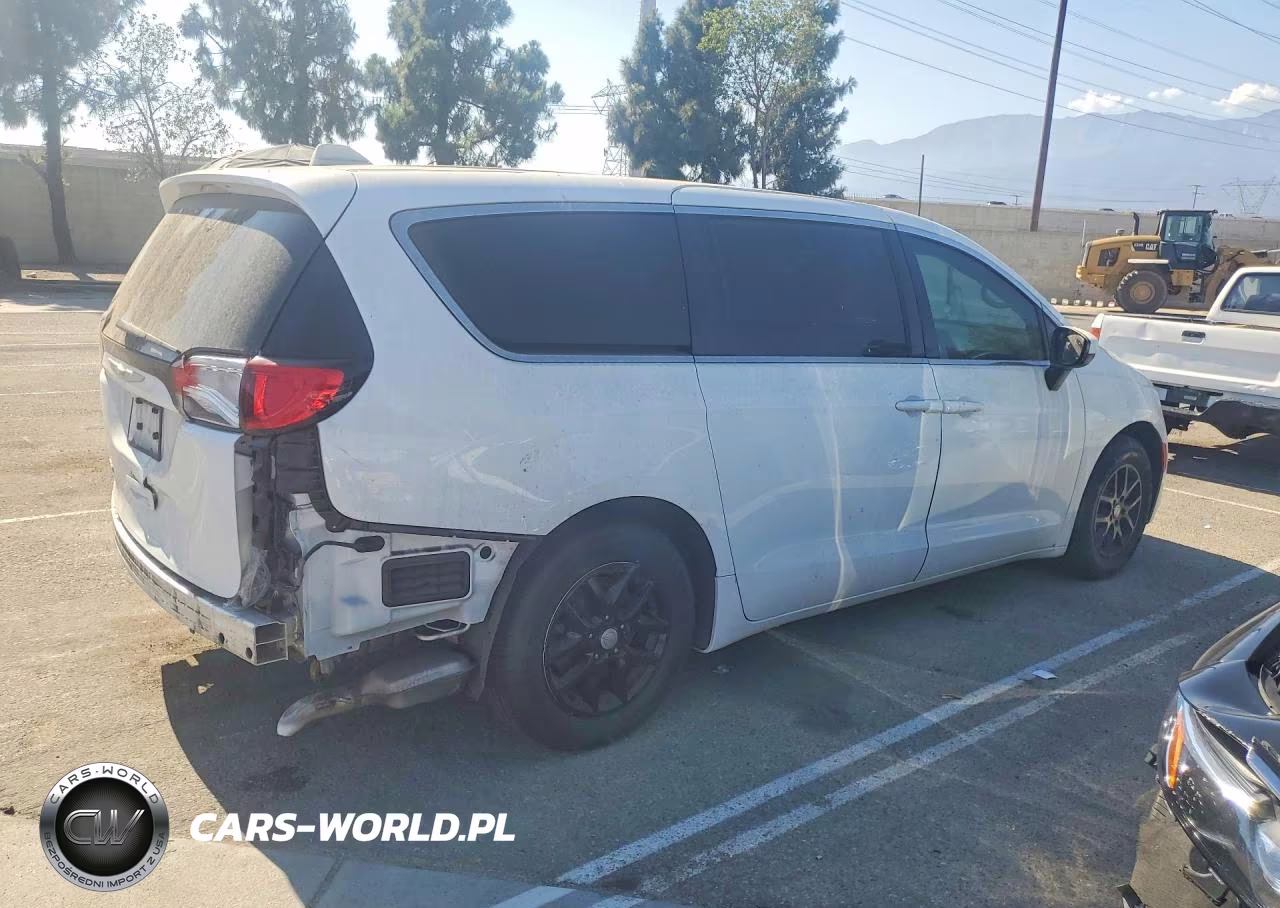 2019 Chrysler Pacifica Lx VIN:2C4RC1CG2KR644380 - 3