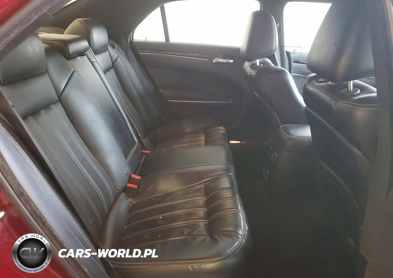 2018 Chrysler 300 S VIN:2C3CCAGG4JH165628 - 10