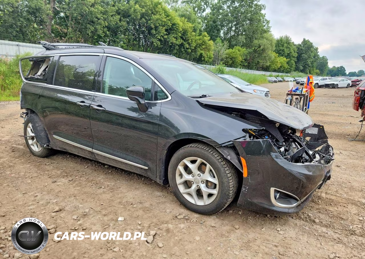 2017 Chrysler Pacifica Touring L VIN:2C4RC1BG2HR809628 - 4