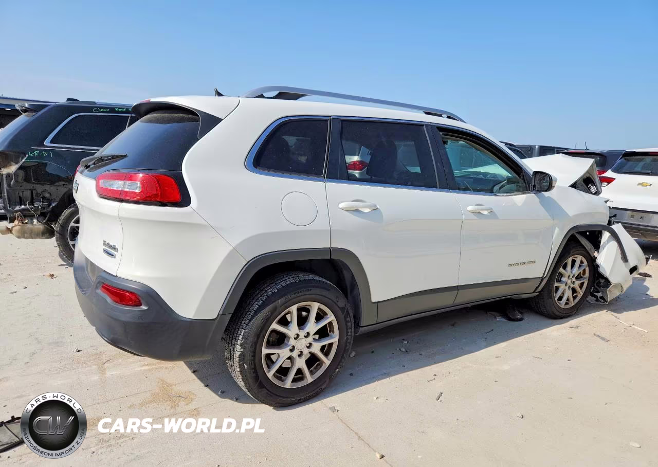 2015 Jeep Cherokee Latitude VIN:1C4PJMCB1FW614643 - 3