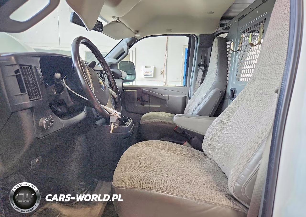 2017 Chevrolet 2500 Expre VIN:1GCWGAFF3H1146504 - 7