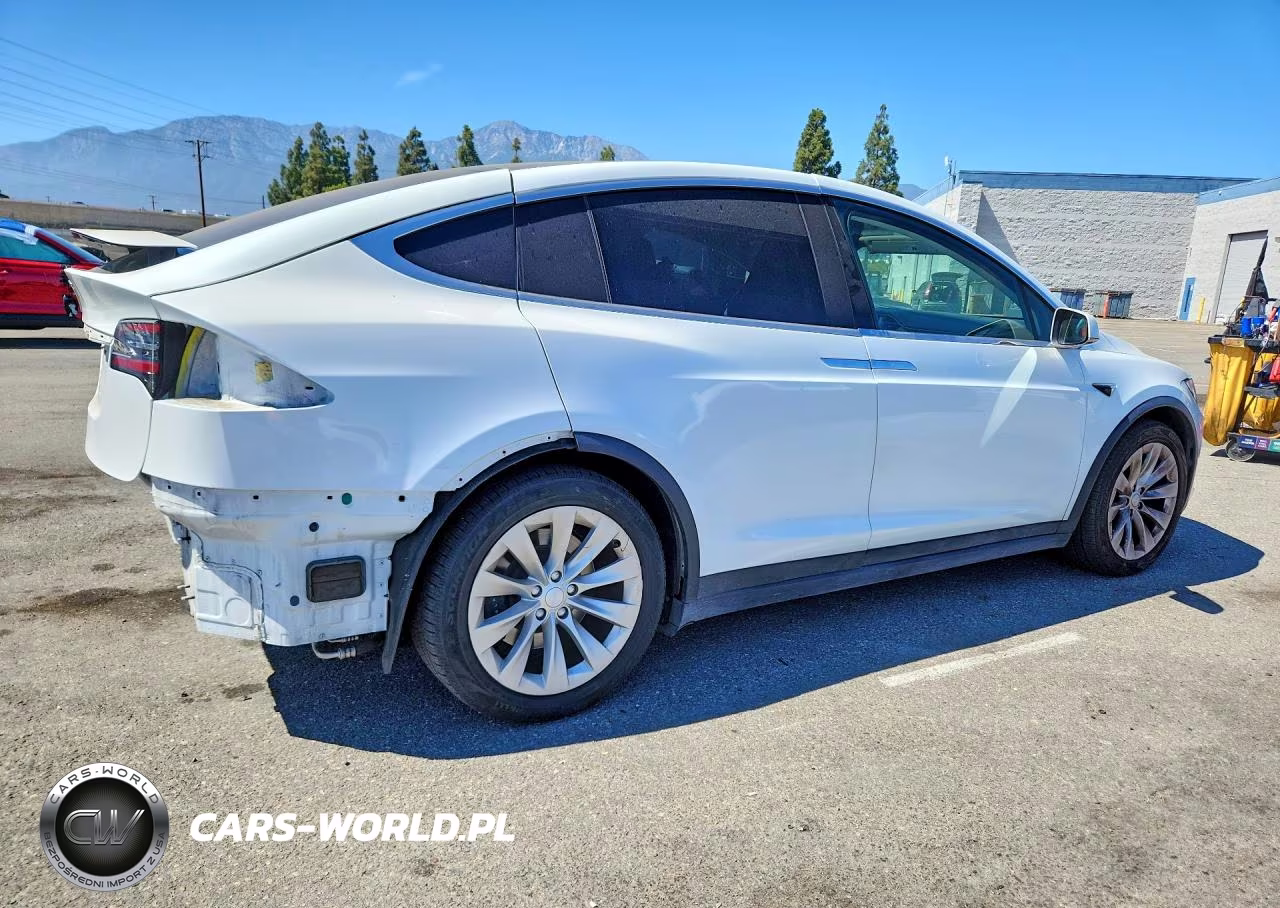 2018 Tesla Model X VIN:5YJXCAE29JF124180 - 3