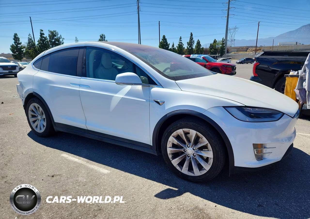 2018 Tesla Model X VIN:5YJXCAE29JF124180 - 4