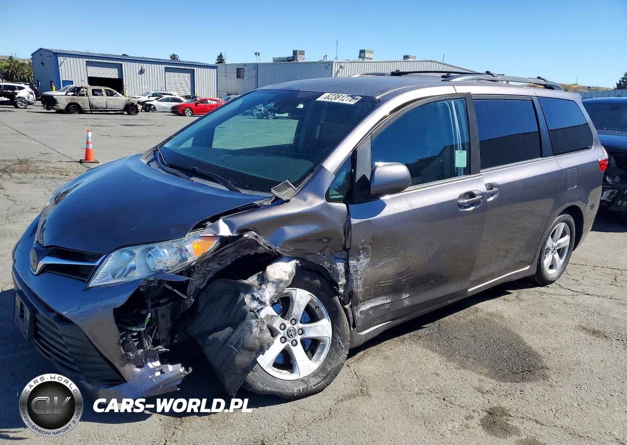 2020 Toyota Sienna Le – zdjęcie 1 z 13