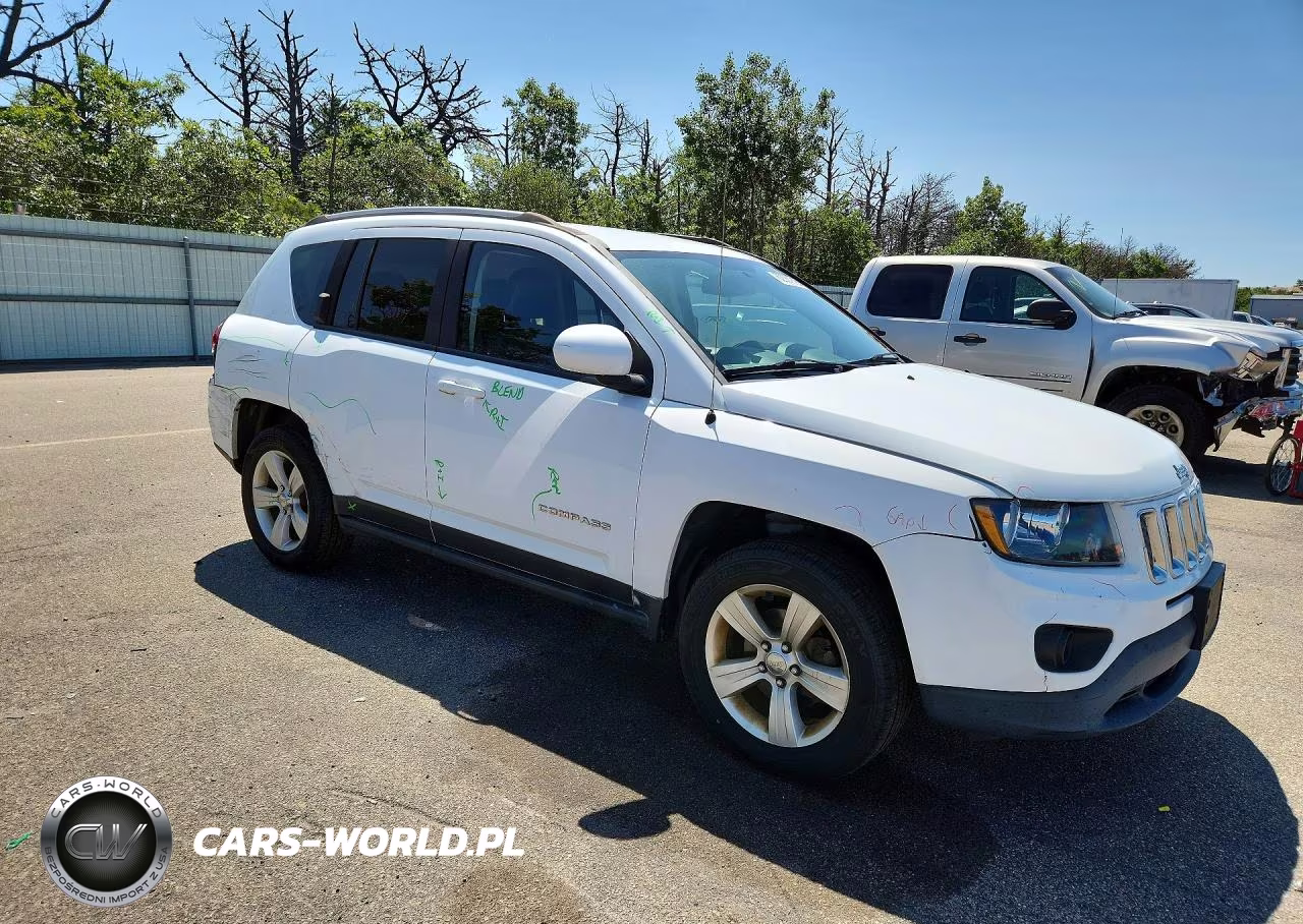 2016 Jeep Compass Latitude VIN:1C4NJDEB0GD542240 - 4