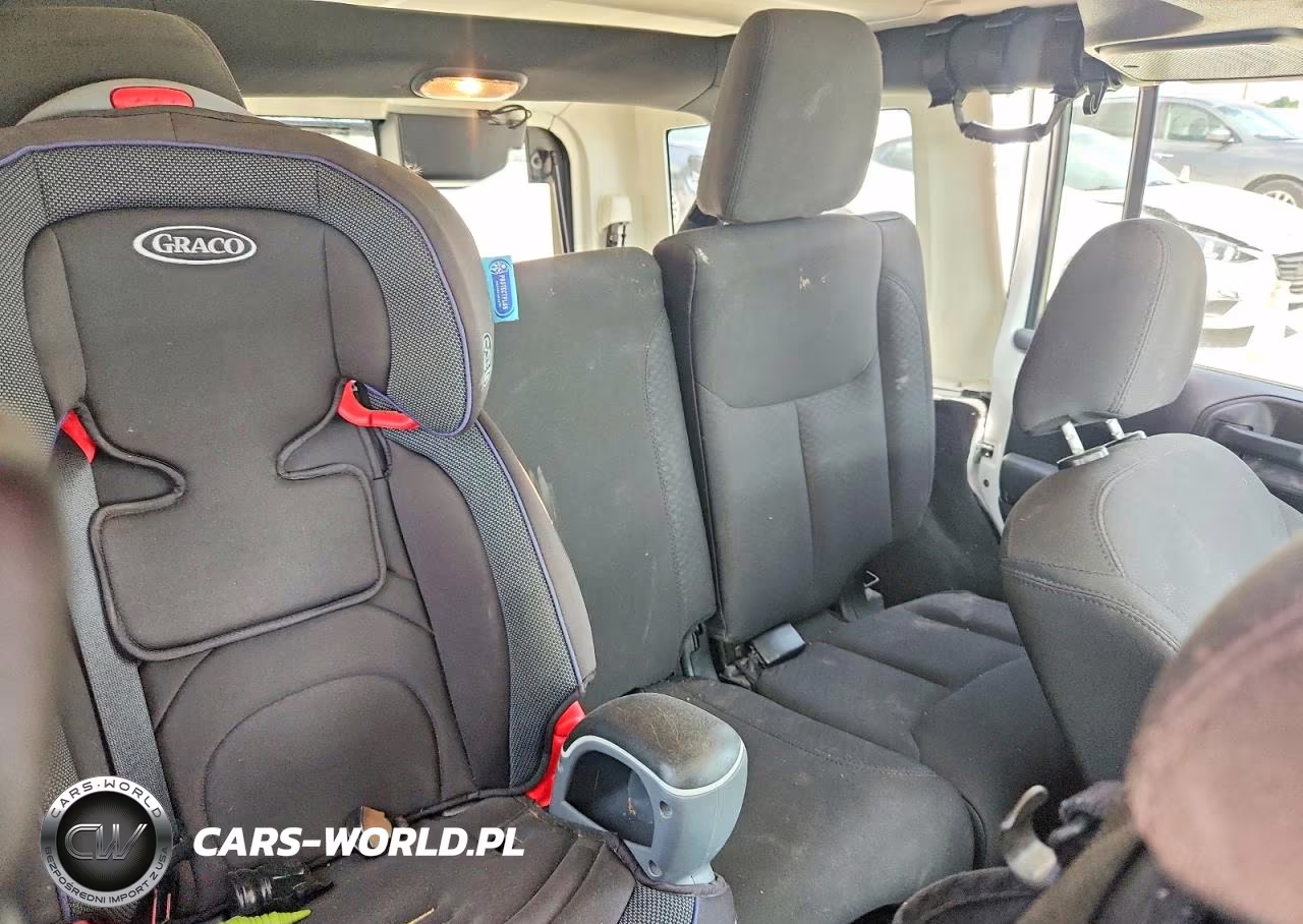 2015 Jeep Wrangler Unlimited Sport VIN:1C4BJWDG1FL637521 - 10
