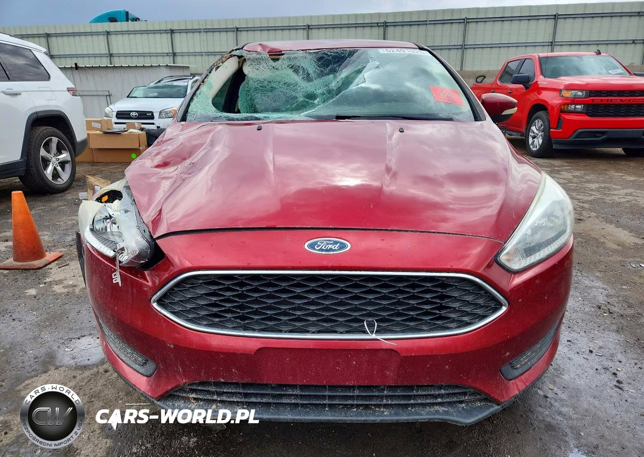 2017 Ford Focus Se VIN:1FADP3F2XHL258341 - 5
