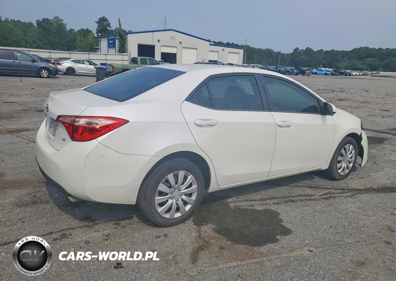 2018 Toyota Corolla Le VIN:5YFBURHE6JP758059 - 3