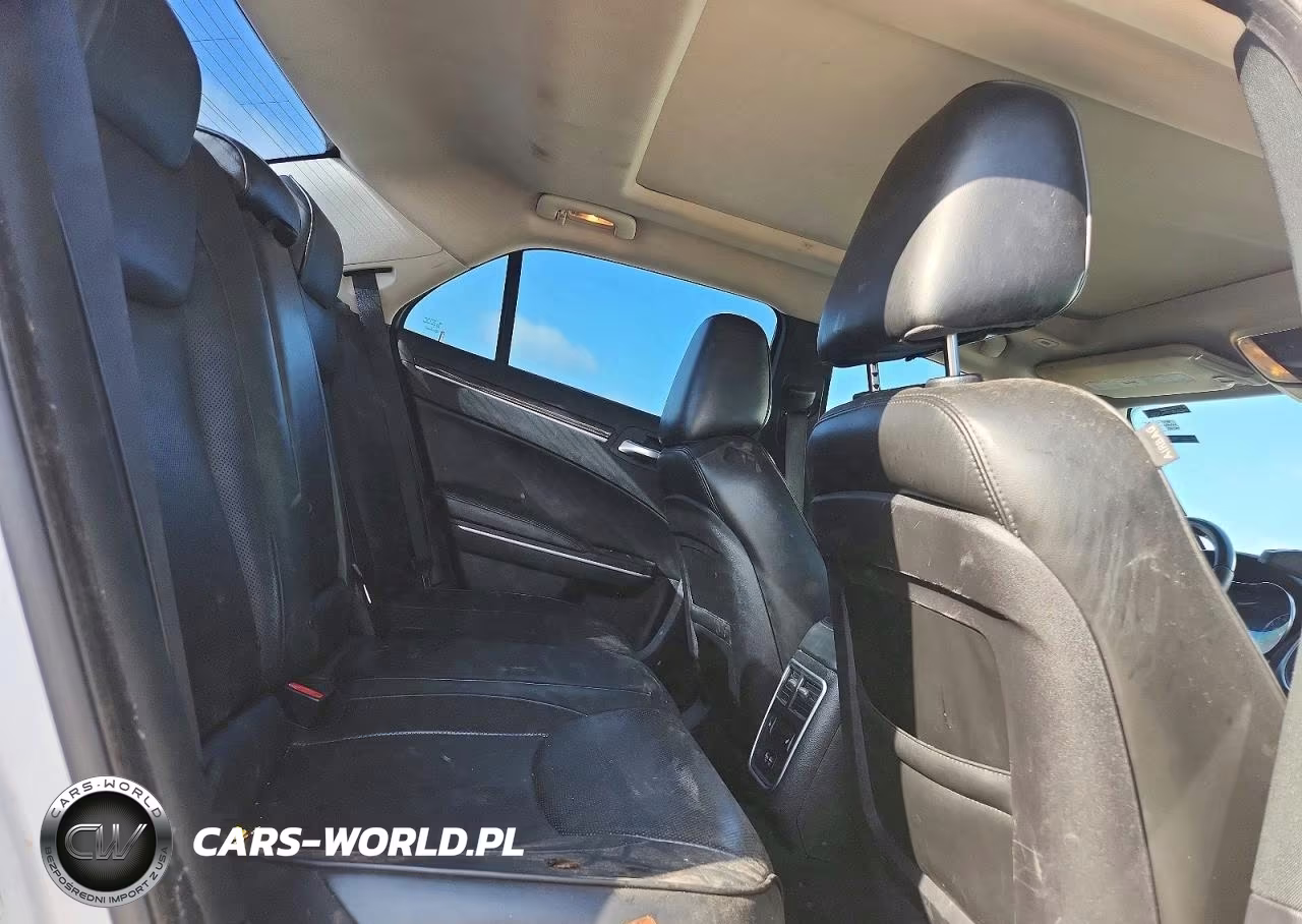 2019 Chrysler 300 VIN:2C3CCAEG4KH585670 - 10