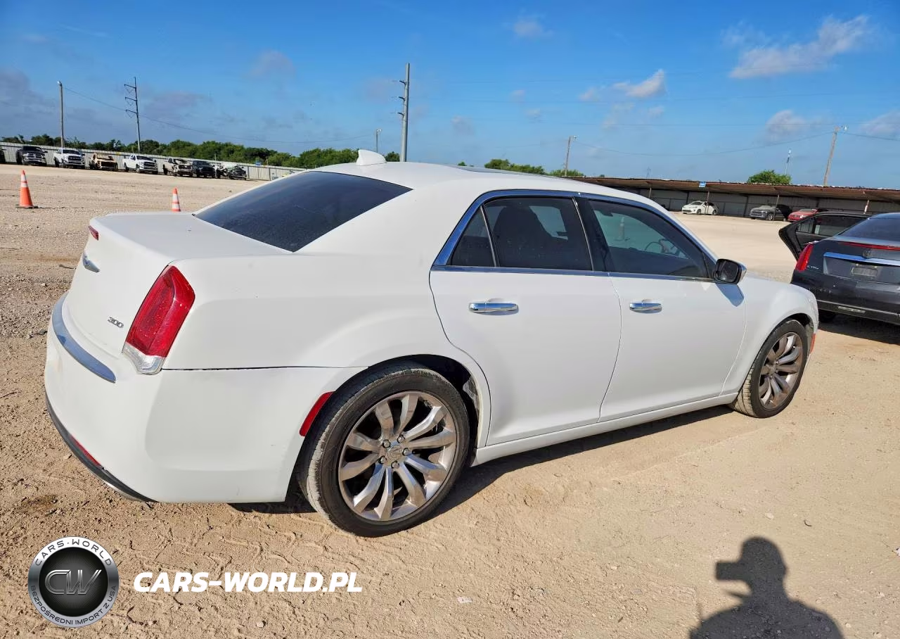 2019 Chrysler 300 VIN:2C3CCAEG4KH585670 - 3