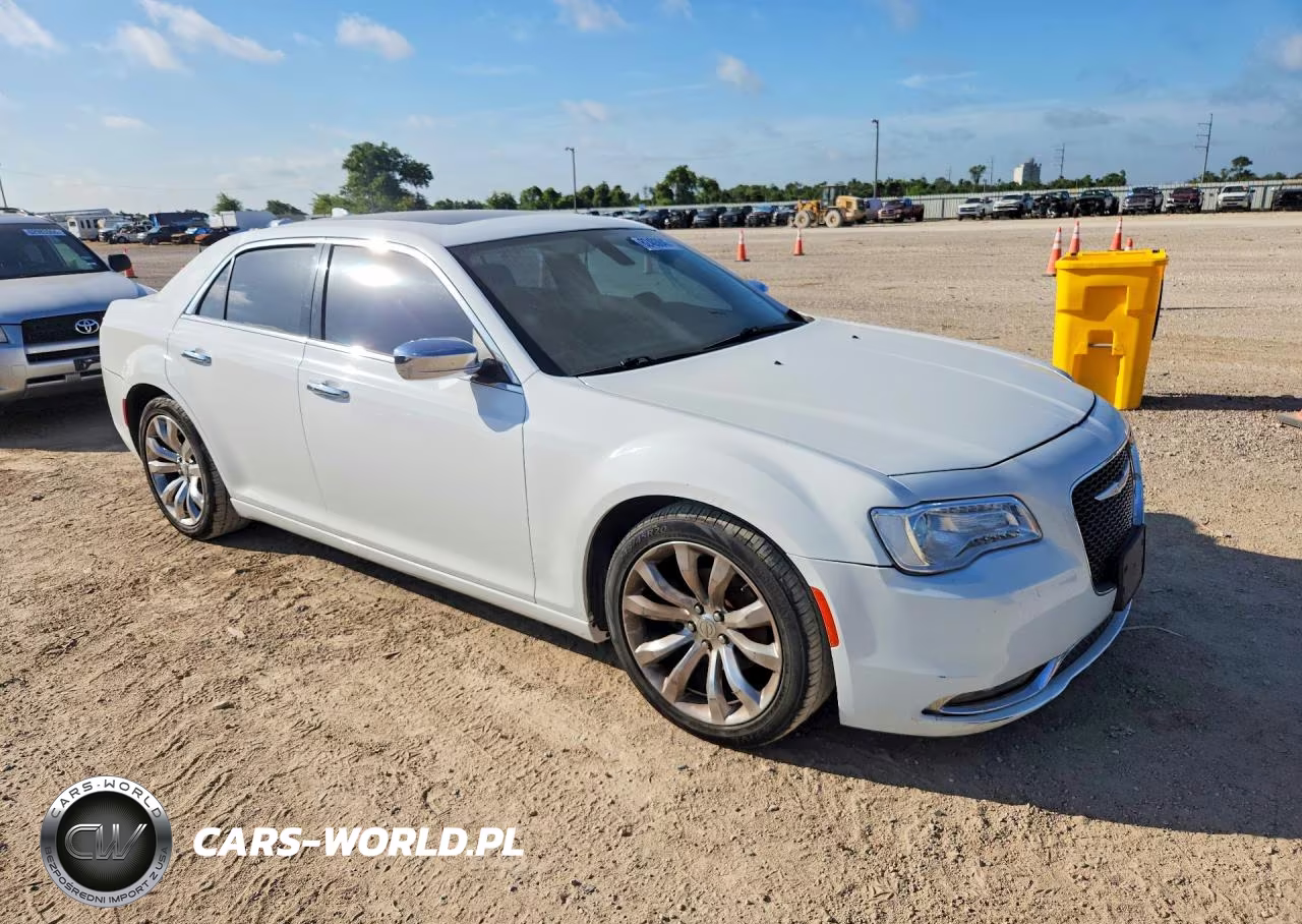 2019 Chrysler 300 VIN:2C3CCAEG4KH585670 - 4