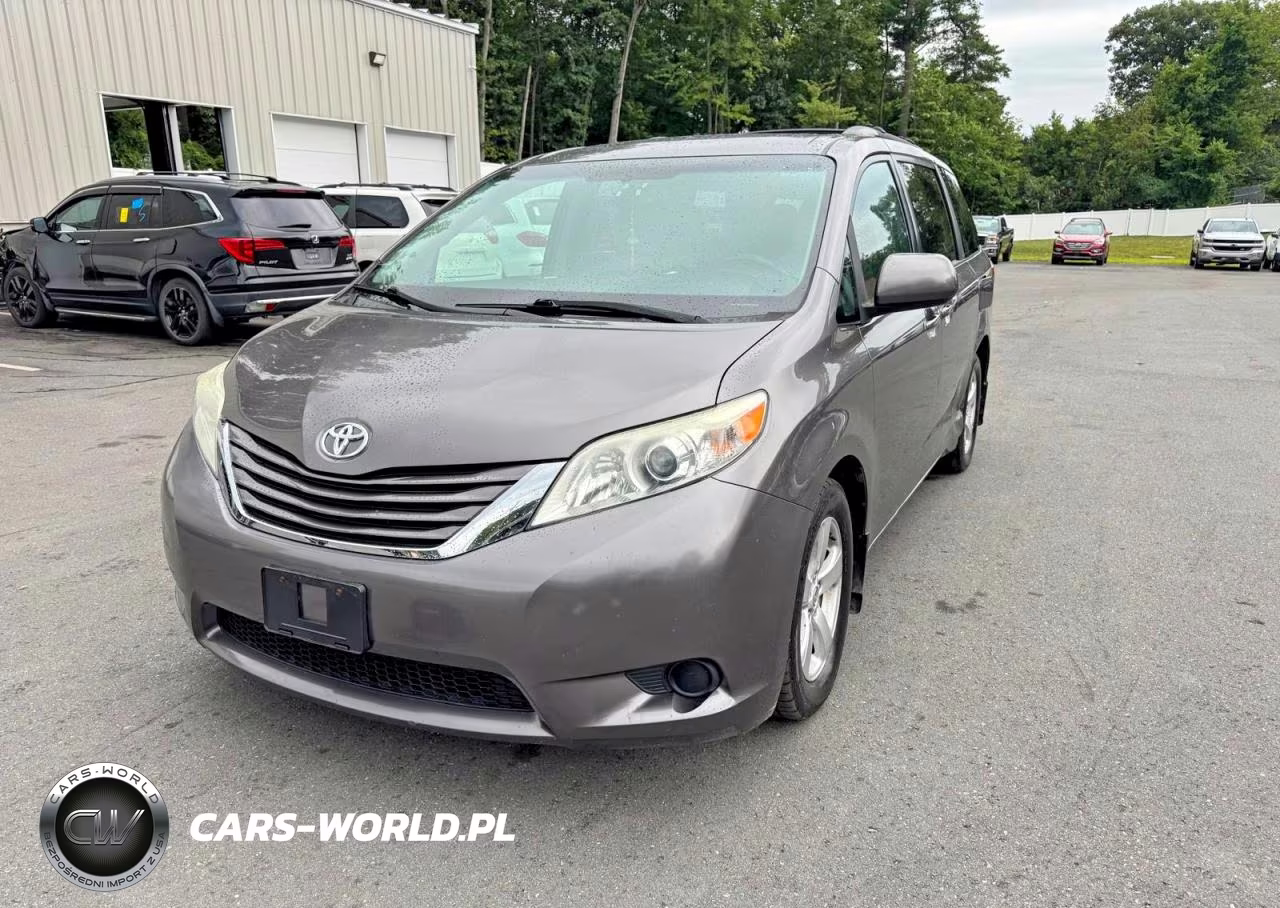 2017 Toyota Sienna Le – zdjęcie 1 z 13