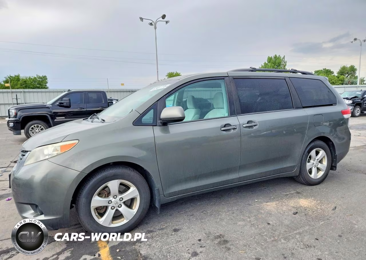 2012 Toyota Sienna Le – zdjęcie 1 z 13