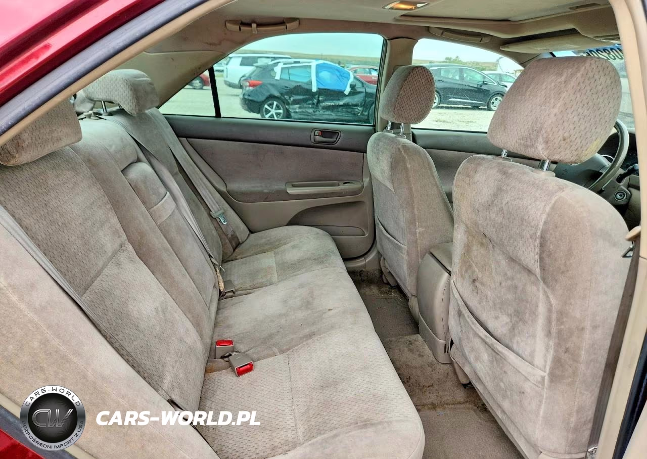 2002 Toyota Camry Le VIN:JTDBE32K020039264 - 10