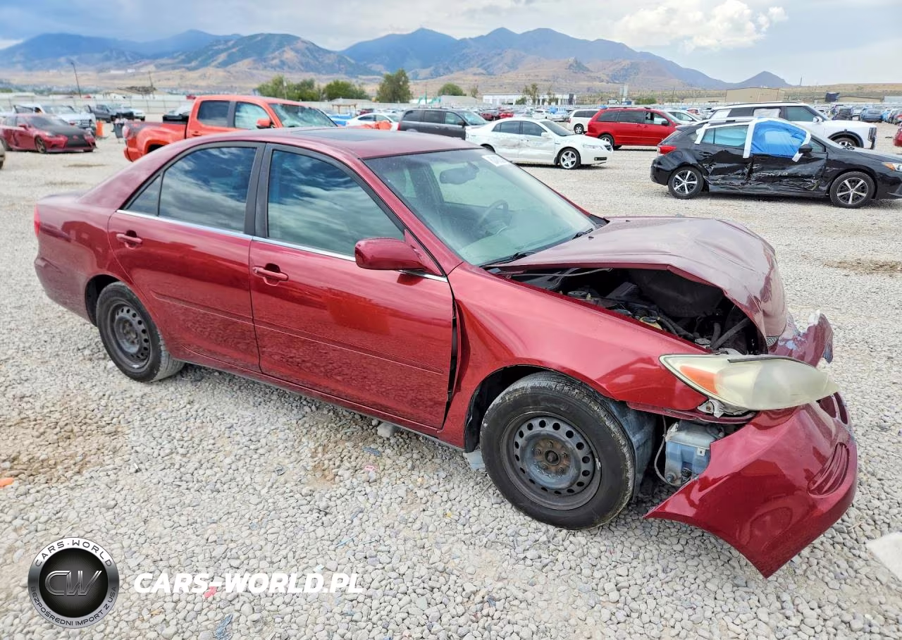 2002 Toyota Camry Le VIN:JTDBE32K020039264 - 4