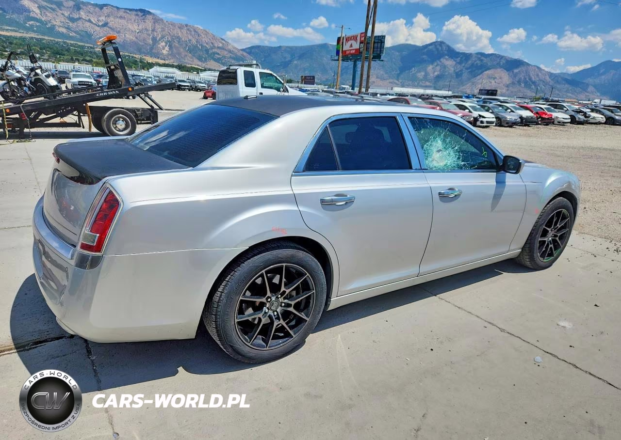 2012 Chrysler 300C Luxury VIN:2C3CCAST2CH231861 - 3