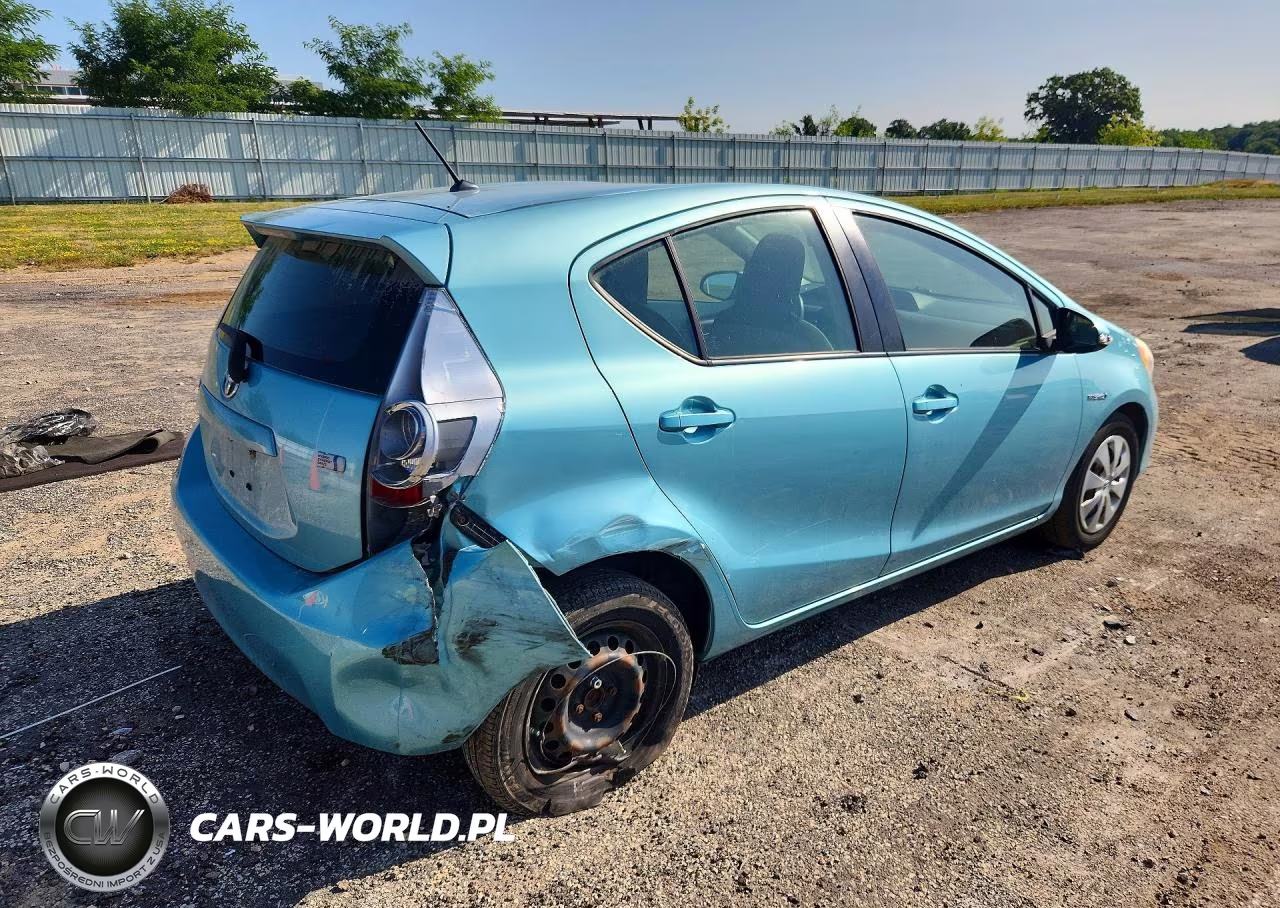 2013 Toyota Prius C One VIN:JTDKDTB35D1052150 - 3
