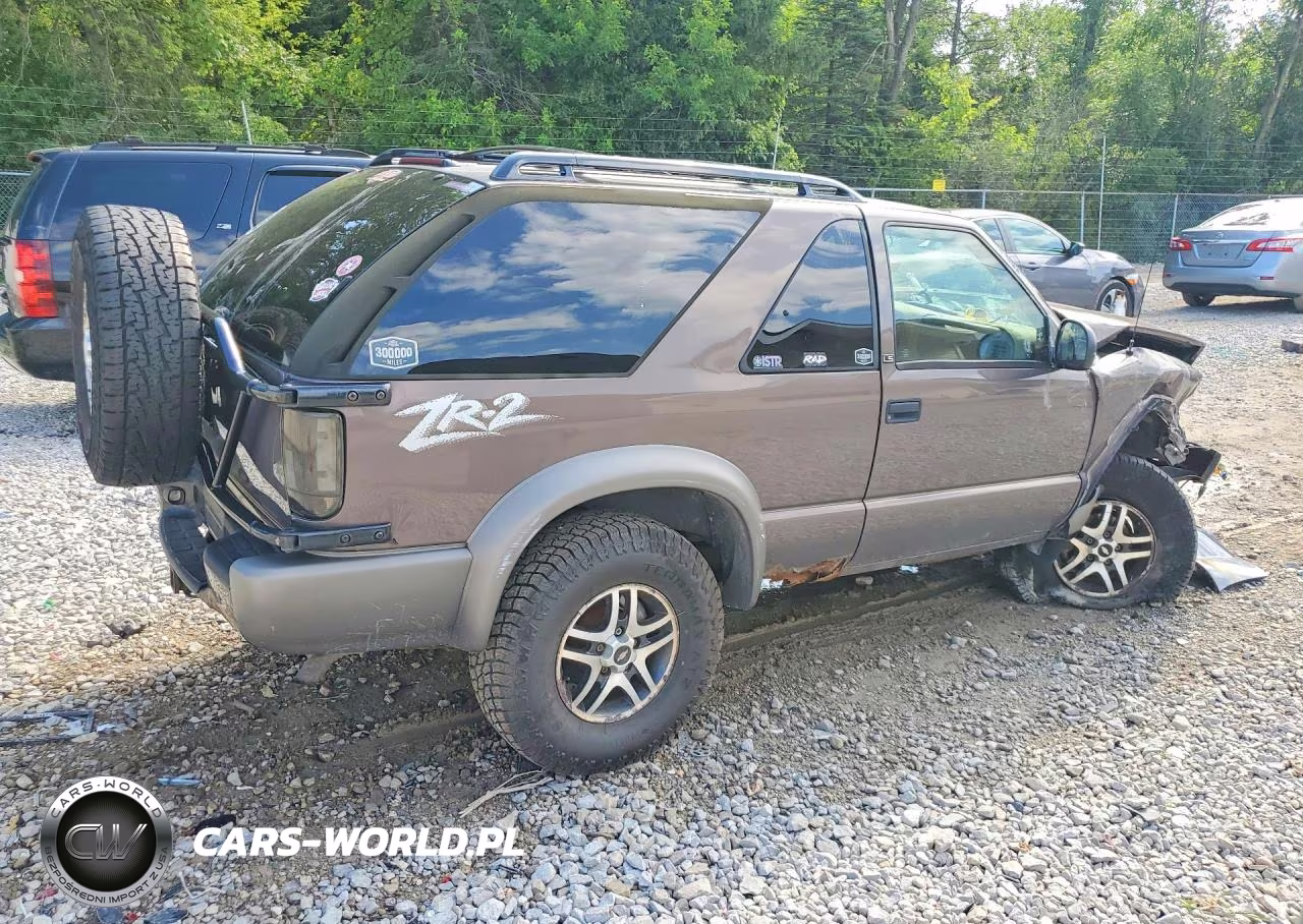 1998 Chevrolet Blazer VIN:1GNCT18W4WK215338 - 3