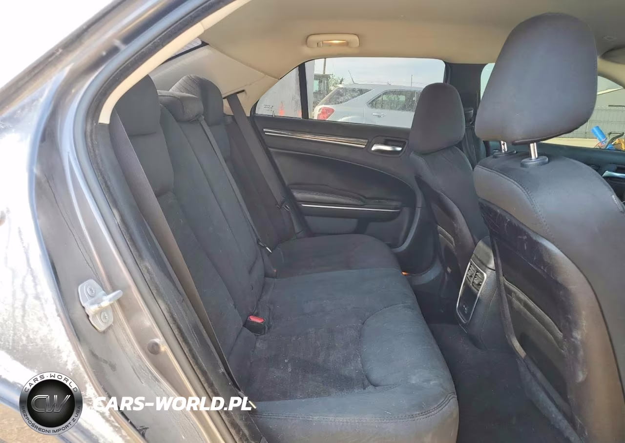2019 Chrysler 300 Touring VIN:2C3CCAAG8KH679332 - 10