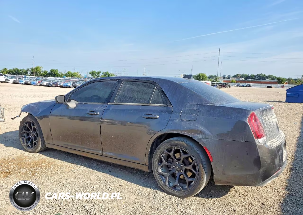 2019 Chrysler 300 Touring VIN:2C3CCAAG8KH679332 - 2