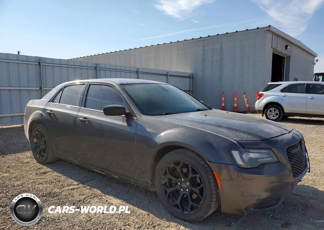 2019 Chrysler 300 Touring VIN:2C3CCAAG8KH679332 - 4