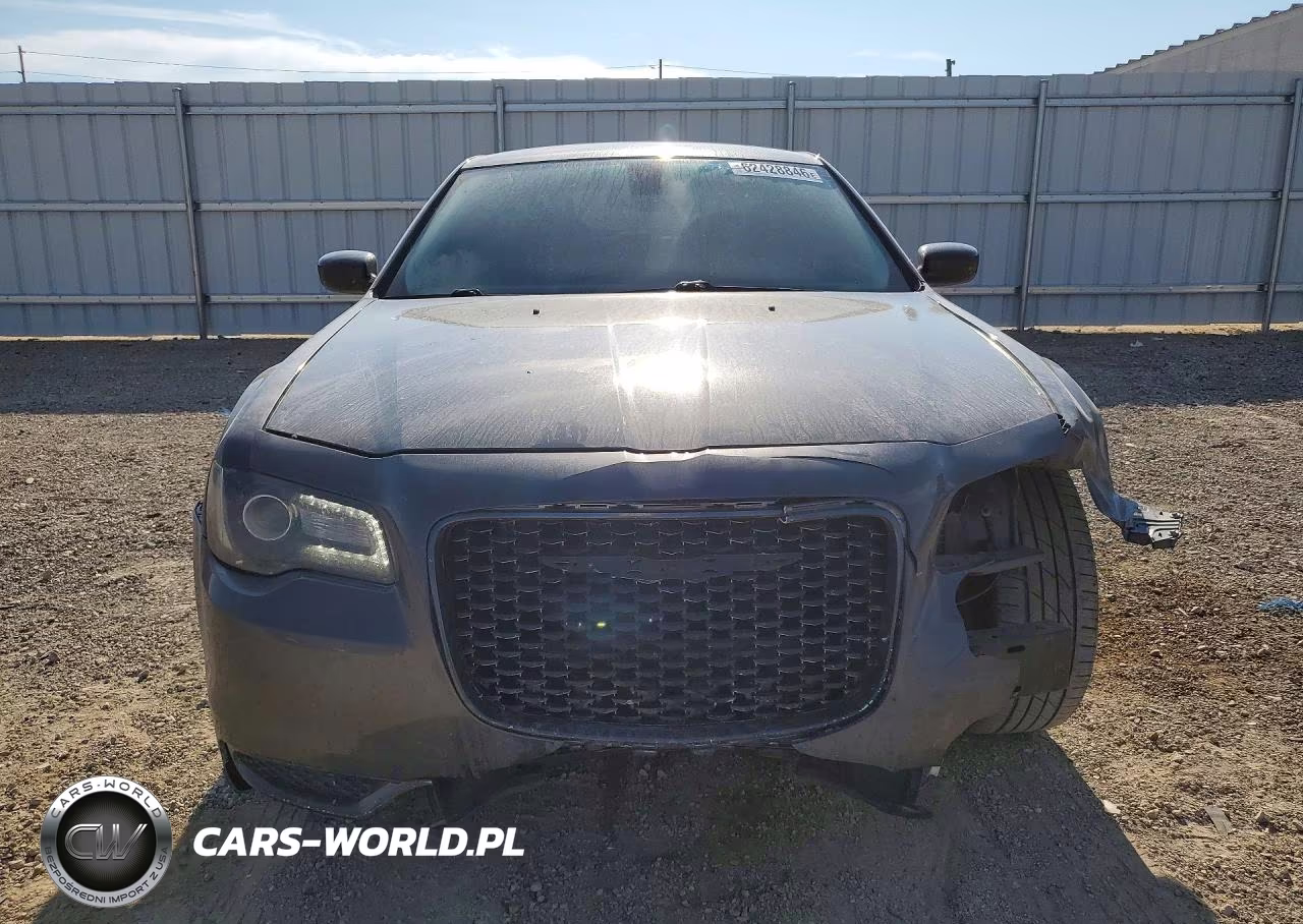 2019 Chrysler 300 Touring VIN:2C3CCAAG8KH679332 - 5