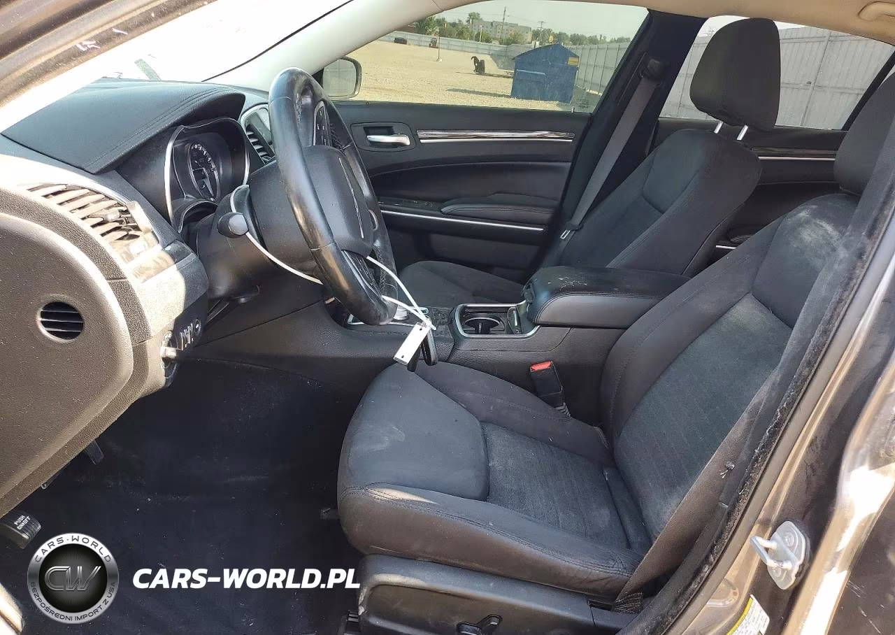 2019 Chrysler 300 Touring VIN:2C3CCAAG8KH679332 - 7