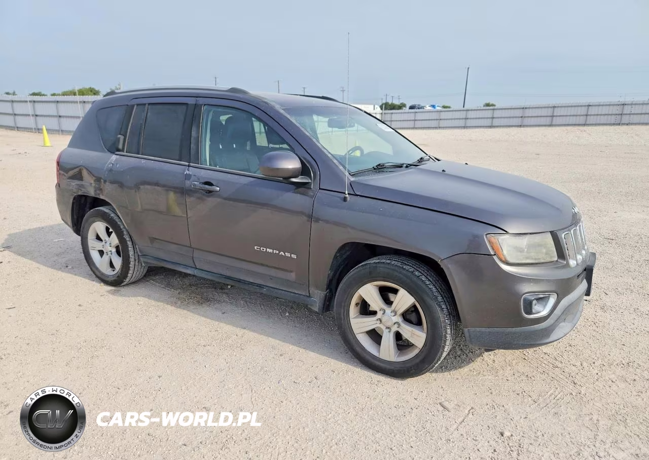 2015 Jeep Compass Latitude VIN:1C4NJCEA7FD373270 - 4