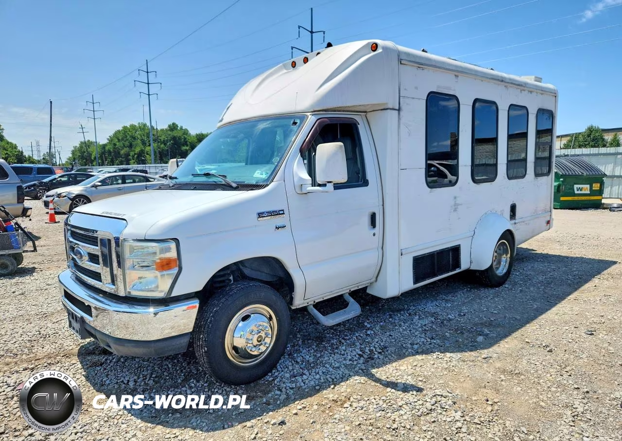 2013 Ford Econoline E350 Super Duty Cutaway Van