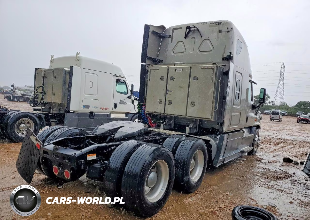 2015 Freightliner Cascadia Semi Truck VIN:3AKJGLBG0FSGB6134 - 3
