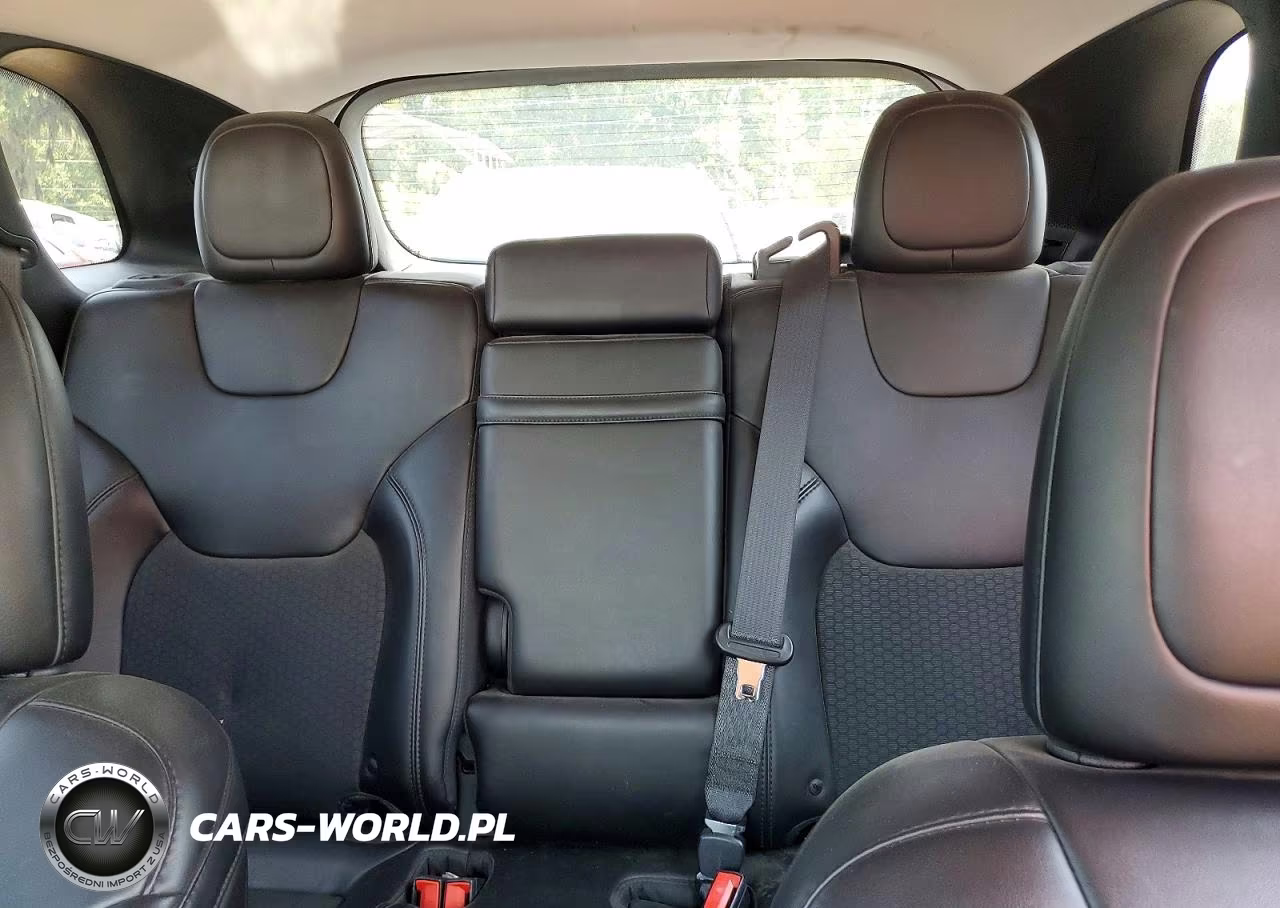 2019 Jeep Cherokee Latitude Plus VIN:1C4PJLLXXKD300856 - 10