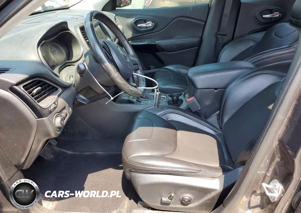 2019 Jeep Cherokee Latitude Plus VIN:1C4PJLLXXKD300856 - 7