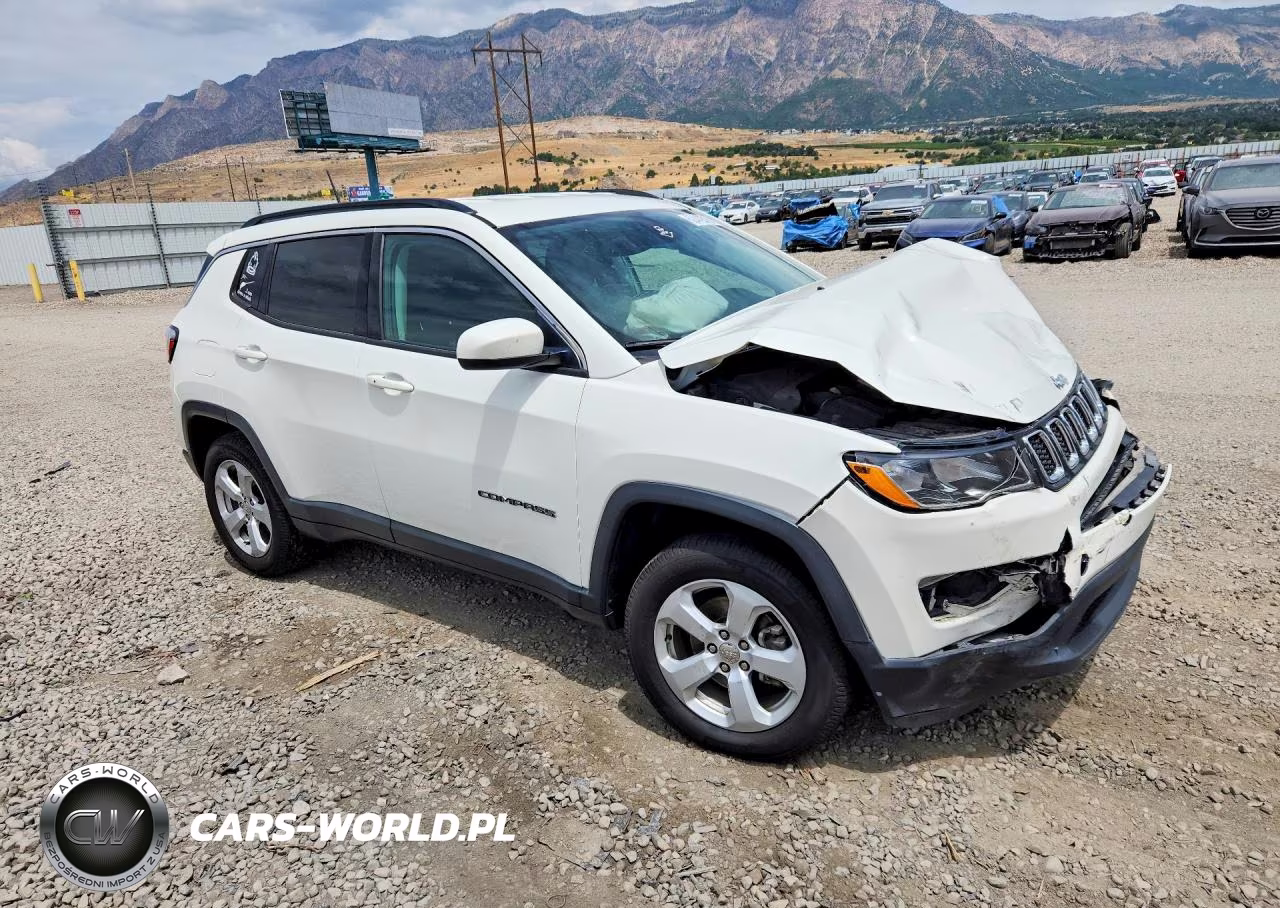 2018 Jeep Compass Latitude VIN:3C4NJDBBXJT342424 - 4