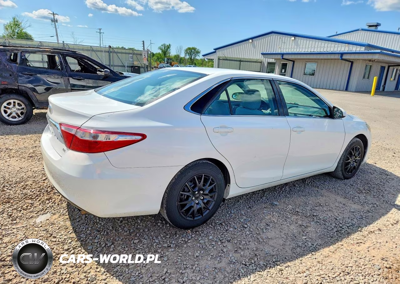 2015 Toyota Camry Le VIN:4T4BF1FK6FR445836 - 3