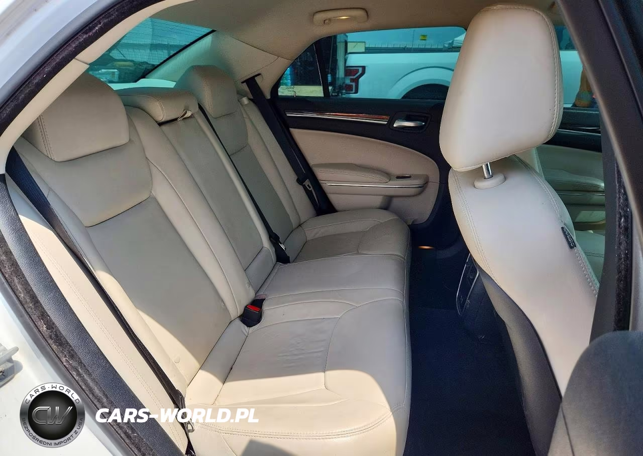 2015 Chrysler 300 Limited VIN:2C3CCAAG0FH766602 - 10