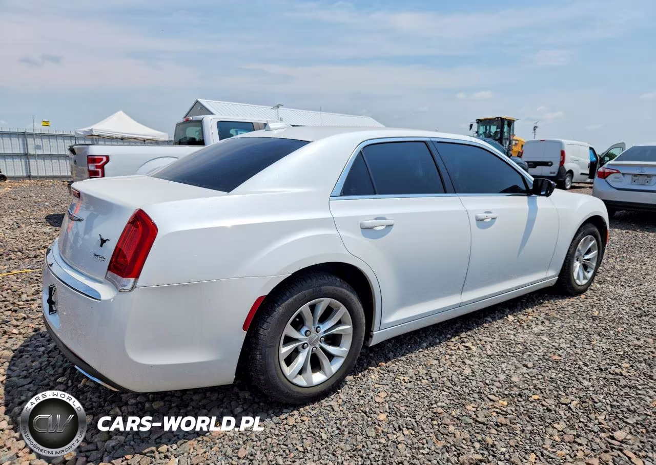 2015 Chrysler 300 Limited VIN:2C3CCAAG0FH766602 - 3