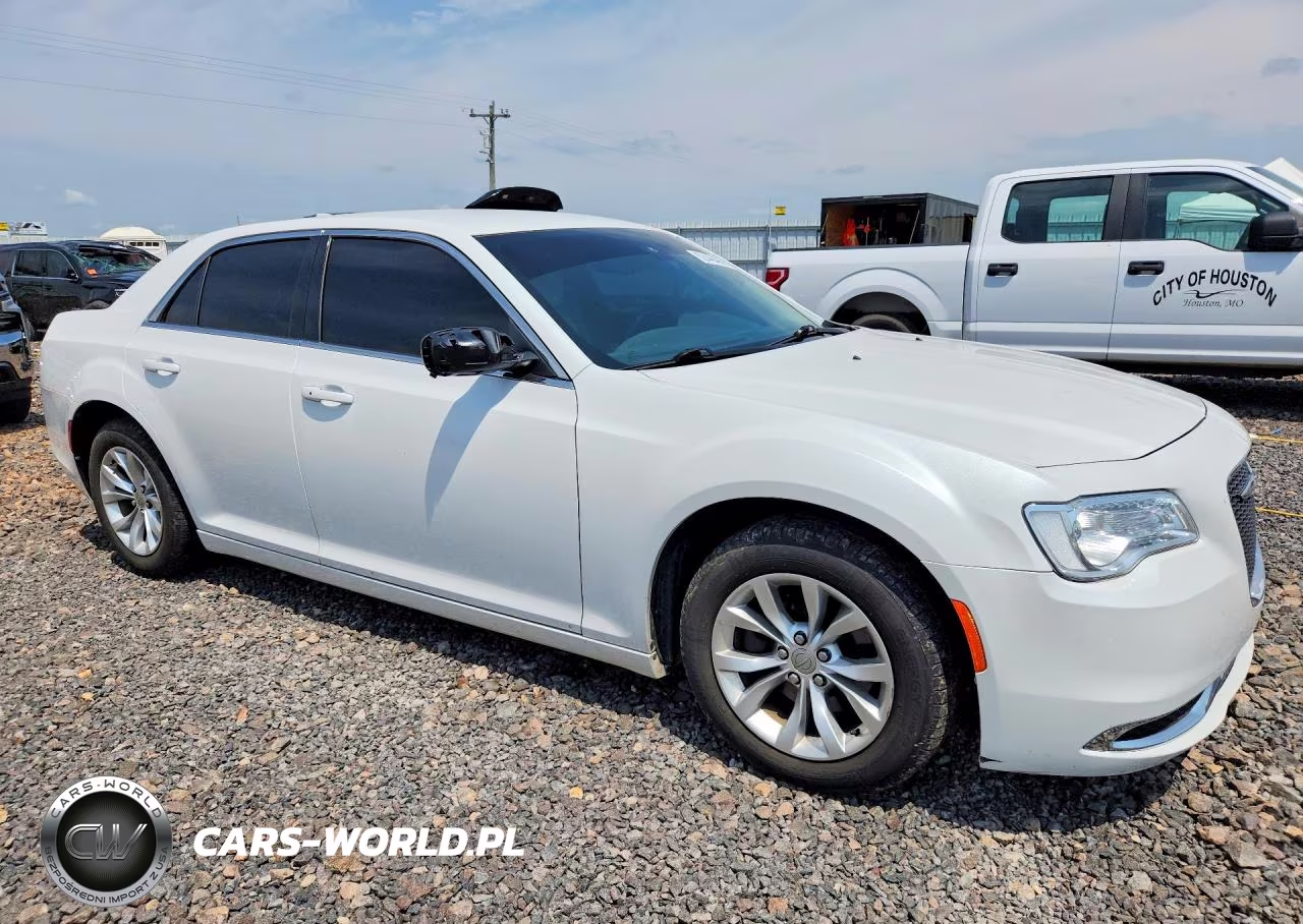 2015 Chrysler 300 Limited VIN:2C3CCAAG0FH766602 - 4